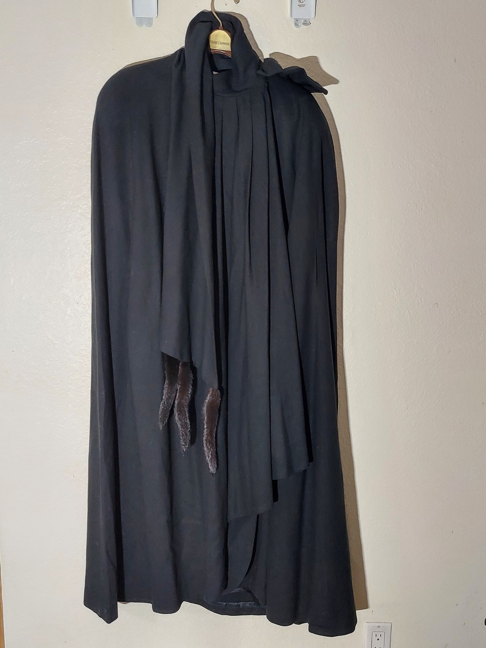 Cest Simone Vtg Black W/ Draped Mink Tail Scarf Lined Full Length Cape WM Sz L